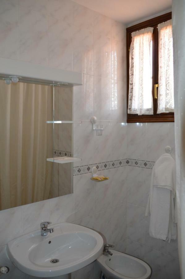Labella - Hostal Rural Restaurante La Calahorra Exteriör bild
